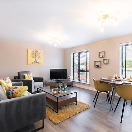 Elliot Oliver - Luxurious Two Bedroom Apartment With Parking Gloucester Bagian luar foto