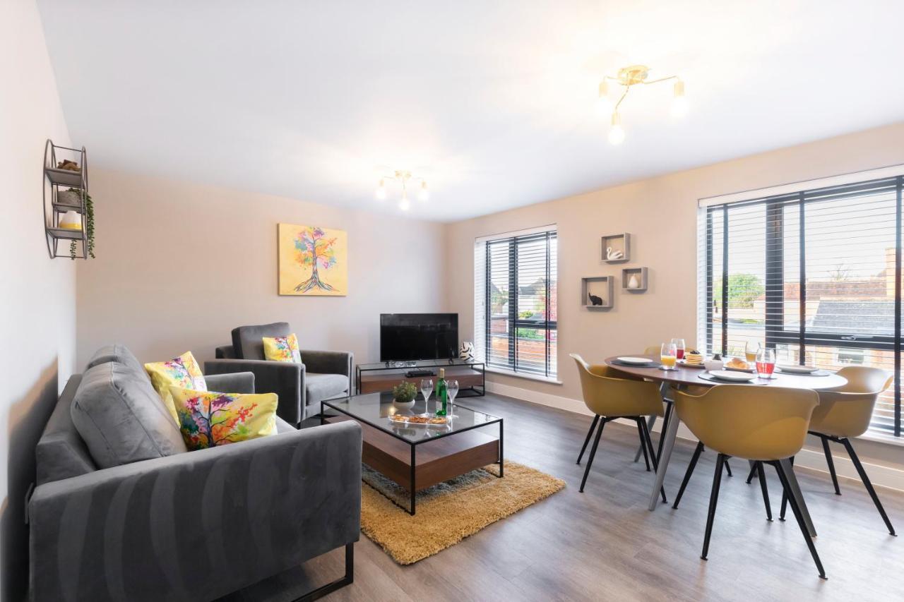 Elliot Oliver - Luxurious Two Bedroom Apartment With Parking Gloucester Bagian luar foto