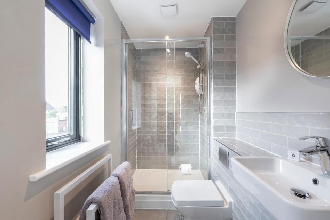 Elliot Oliver - Luxurious Two Bedroom Apartment With Parking Gloucester Bagian luar foto