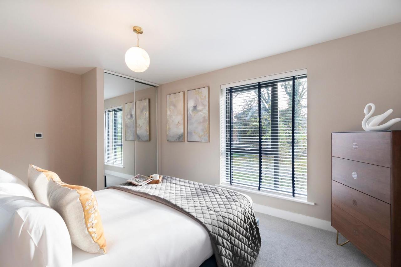 Elliot Oliver - Luxurious Two Bedroom Apartment With Parking Gloucester Bagian luar foto