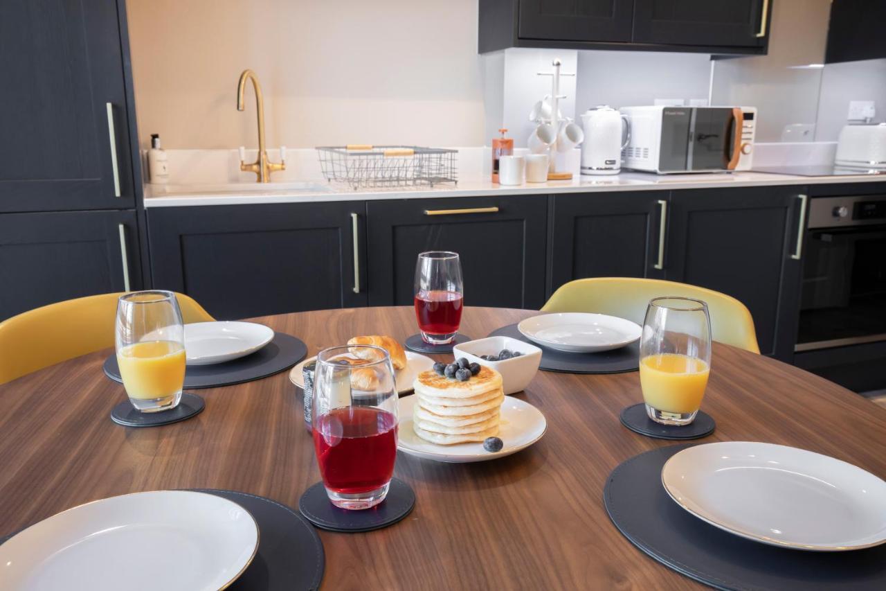 Elliot Oliver - Luxurious Two Bedroom Apartment With Parking Gloucester Bagian luar foto
