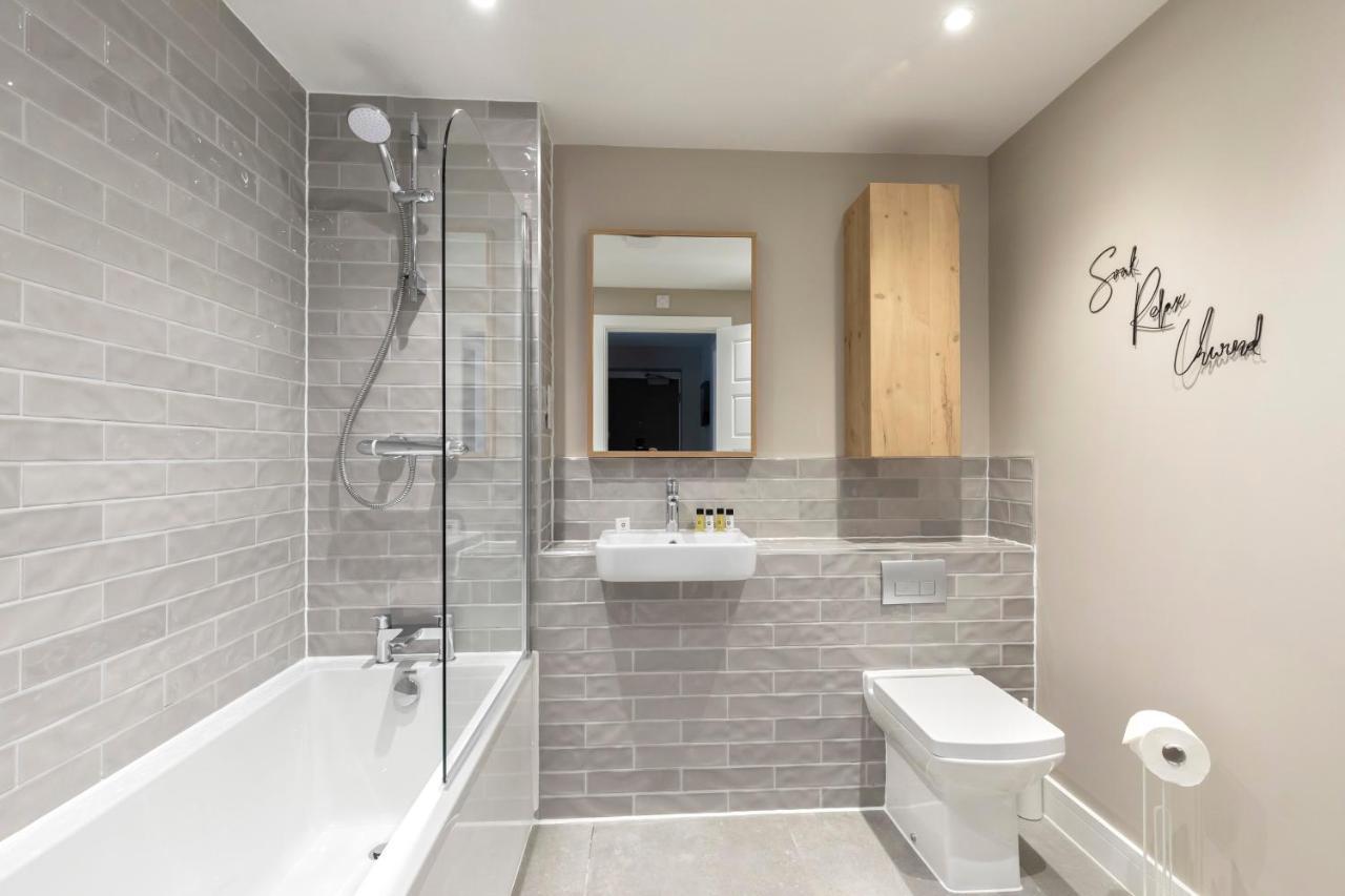 Elliot Oliver - Luxurious Two Bedroom Apartment With Parking Gloucester Bagian luar foto