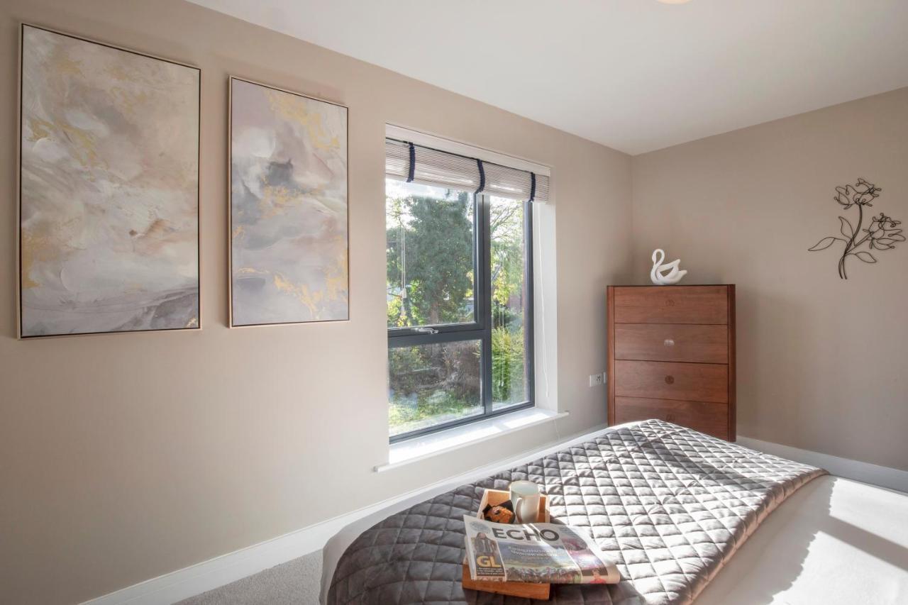 Elliot Oliver - Luxurious Two Bedroom Apartment With Parking Gloucester Bagian luar foto