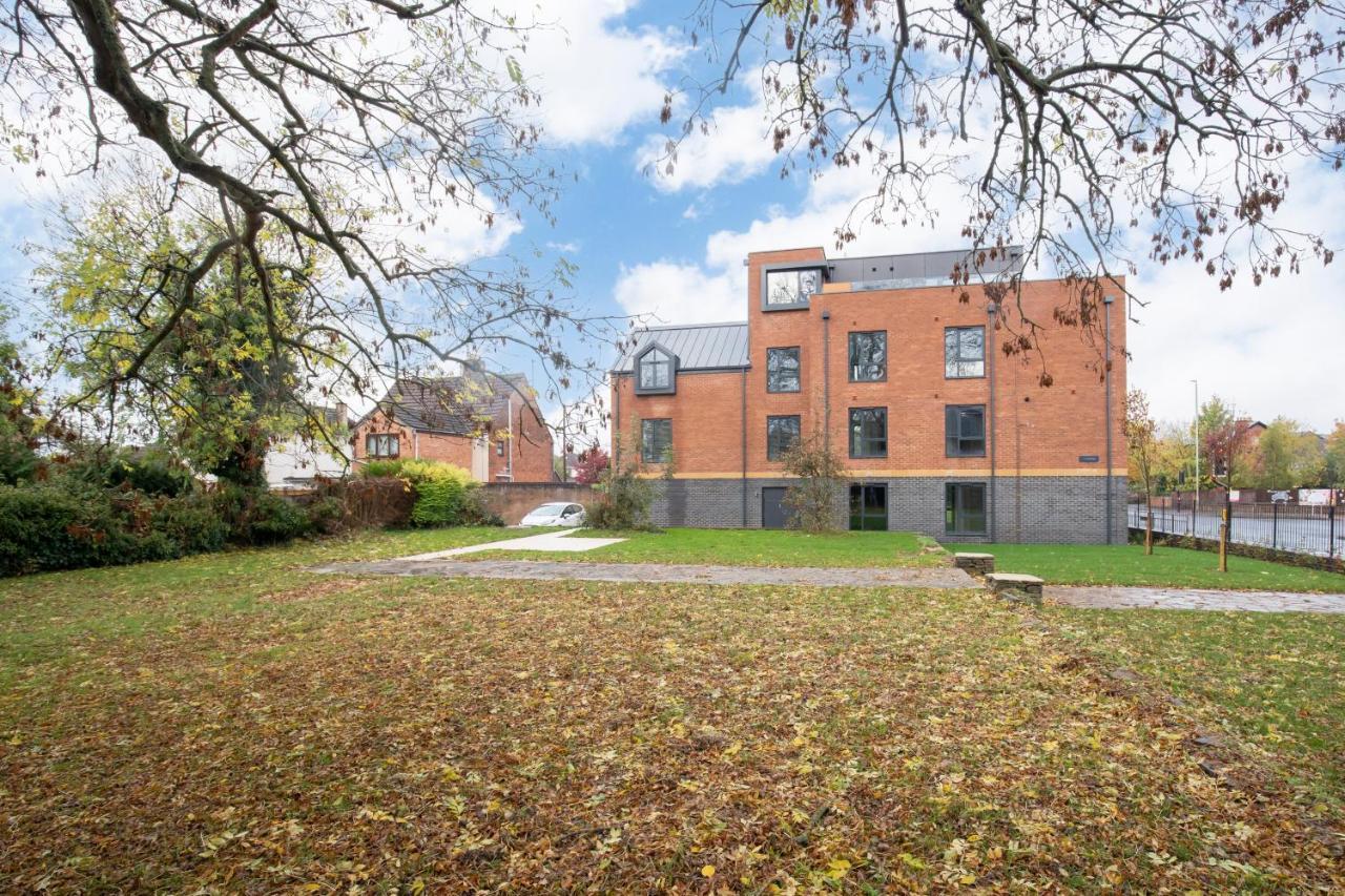 Elliot Oliver - Luxurious Two Bedroom Apartment With Parking Gloucester Bagian luar foto