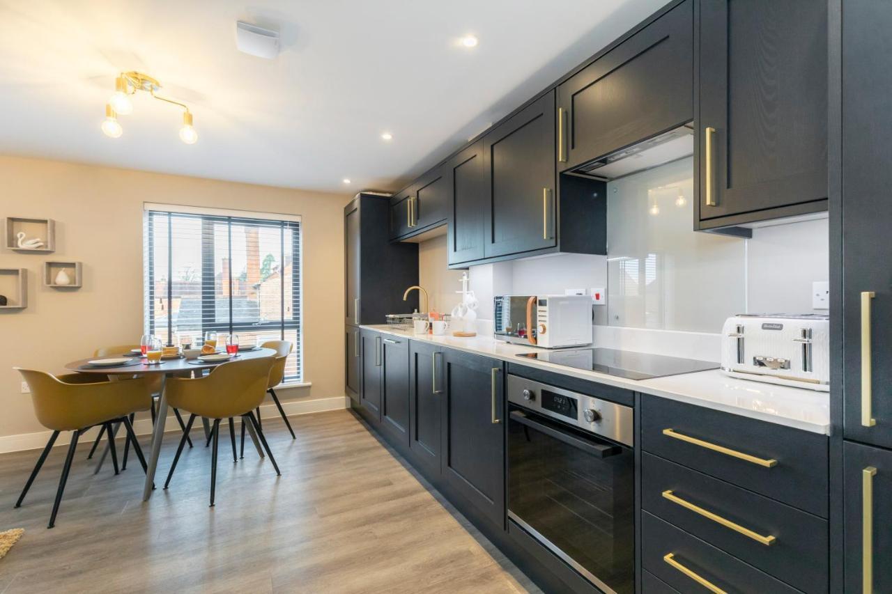 Elliot Oliver - Luxurious Two Bedroom Apartment With Parking Gloucester Bagian luar foto